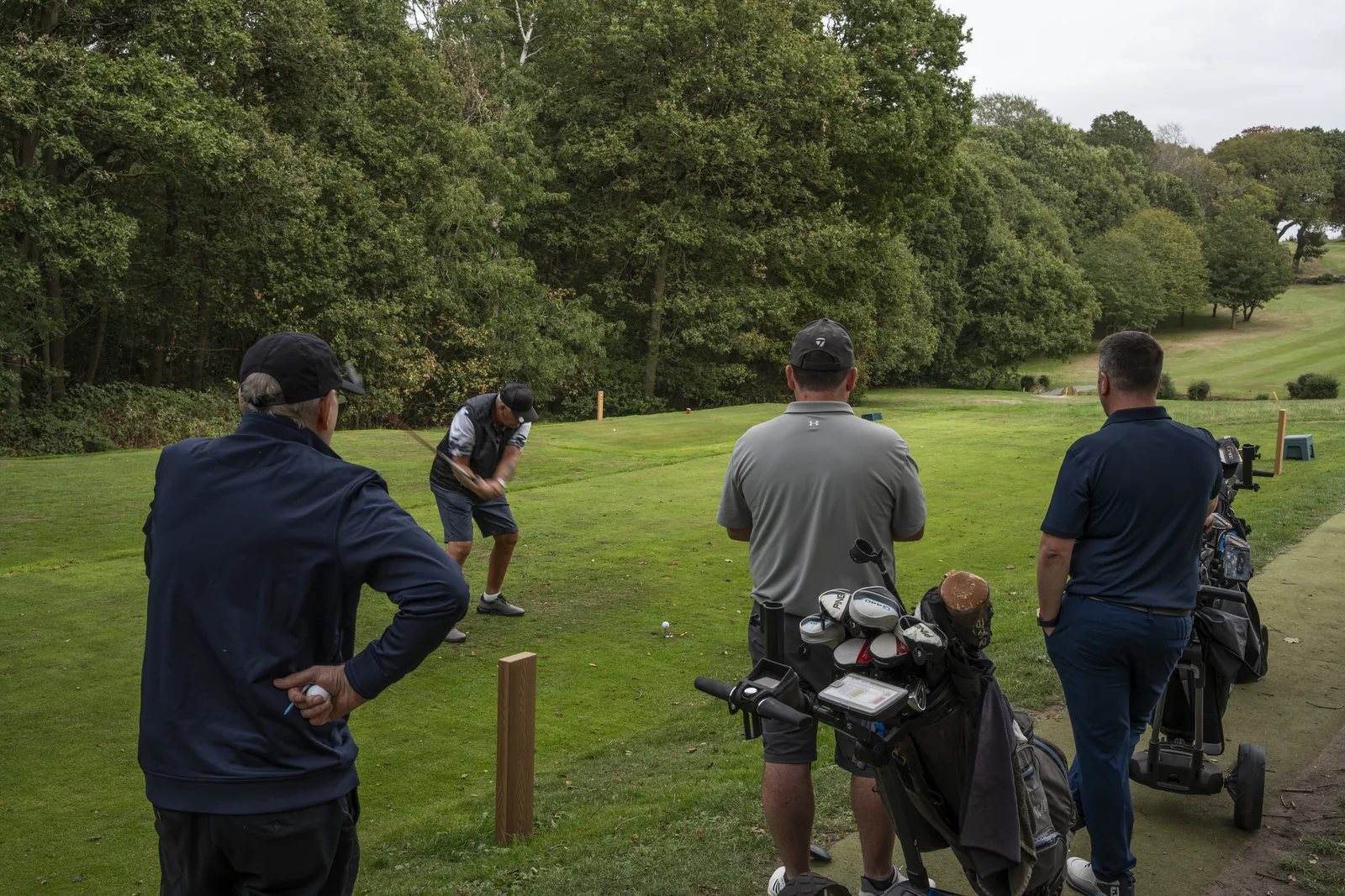 WJA members watching a golfer tee off